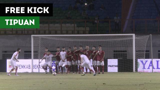 Berita video momen free kick dengan gaya tipuan saat Suriah U-23 menjebol gawang Timnas Indonesia U-23 dalam laga uji coba di Stadion Wibawa Mukti, Cikarang, Kamis (16/11/2017).