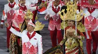 Parade Kostum Indonesia di Pembukaan Olimpiade 2016. (AFP PHOTO / PEDRO UGARTE)