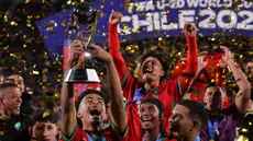 Timnas Maroko merayakan kemenangan dengan trofi setelah memenangkan final Piala Dunia U-20 2025 melawan Argentina di Estadio Nacional Julio Martinez Pradanos, Santiago, pada Minggu 19 Oktober 2025 waktu setempat atau Senin 20 Oktober 2025 pagi WIB. (Javier TORRES/AFP)