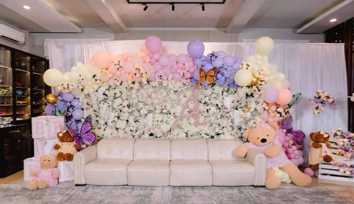 Sofa yang biasa digunakan Atta dan Aurel menerima tamu ini sudah berubah dipenuhi pernak-pernik lucu. (Instagram/ghazplanner.co).