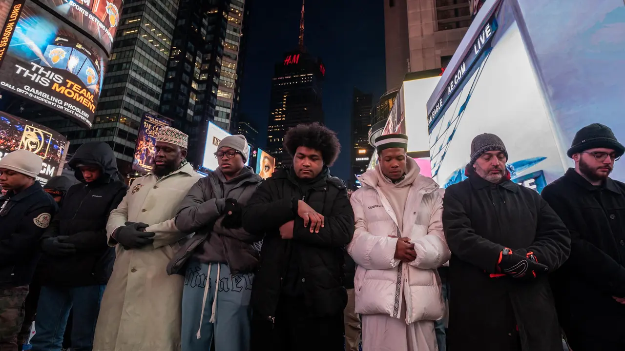 Umat Muslim Berbuka Puasa dan Salat Tarawih Bersama di Times Square New York