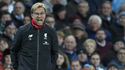 Pelatih Liverpool, Jurgen Klopp meneriaki anak asuhnya saat laga Liga Inggris melawan Manchester City di Stadion Etihad, Inggris, Sabtu (21/11/2015). (AFP Photo/Oli Scarff)