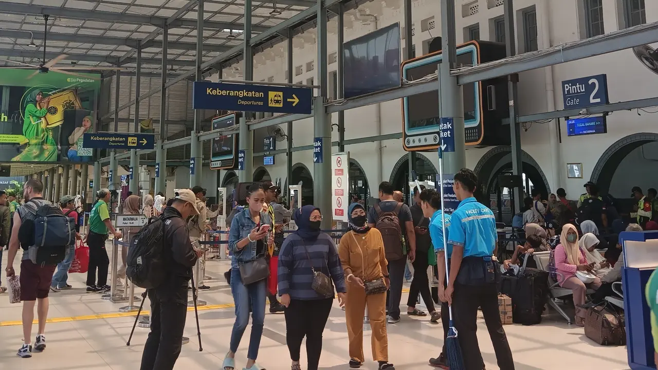Pantauan jelang arus mudik lebaran 2024 di Stasiun Pasar Senen, Jakarta Pusat, pada Kamis (28/3/2024).