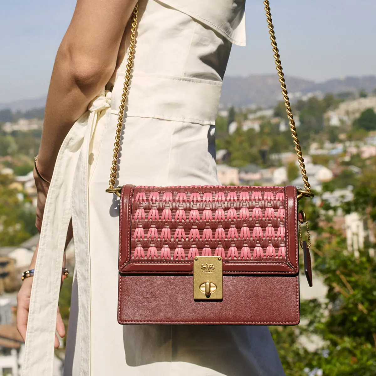 3 Koleksi Woven Bag Multifungsi dari Coach untuk Fall 2020