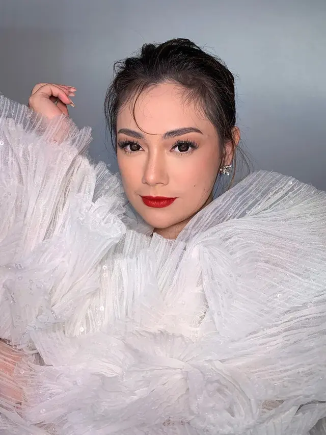 7 Pemotretan Terbaru Celine Evangelista Bertajuk Haute Lacroix Ini Menawan