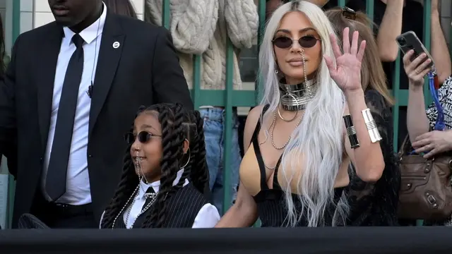 Kim Kardashian dan North West Eksis di Paris Fashion Week 2023, Kompak Pakai Anting Hidung Nyentrik