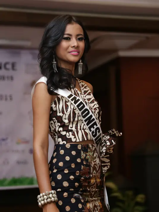 Beberapa kelas pembekalan telah dilakoni oleh Gresya seperti table manner, pembekalan tentang isu saat ini, filosofi dan filsafat, bahasa Inggris, pembentukan tubuh, perawatan kecantikan dan juga public speaking. (Andy Masela/Bintang.com)