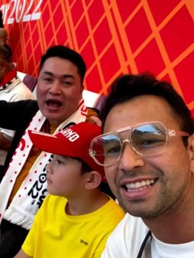 6 Potret Raffi Ahmad Nonton Langsung Piala Dunia, Rafathar Senang Inggris Menang