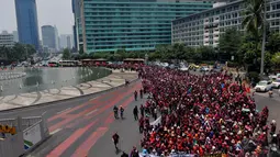 Para demonstran terlihat mengenakan atribut serba merah, Jakarta, (8/10/14). (Liputan6.com/Johan Tallo) 