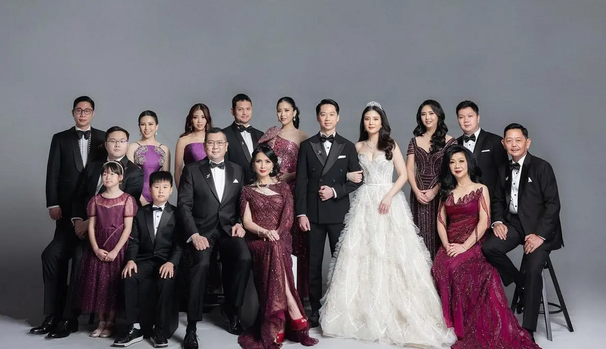 Di acara resepsi Jakarta, Liliana tampil glamor dengan embellished cape gown warna dark magenta, sedangkan Nia tampil dibalut off shoulder beaded gown nuansa viva magenta.