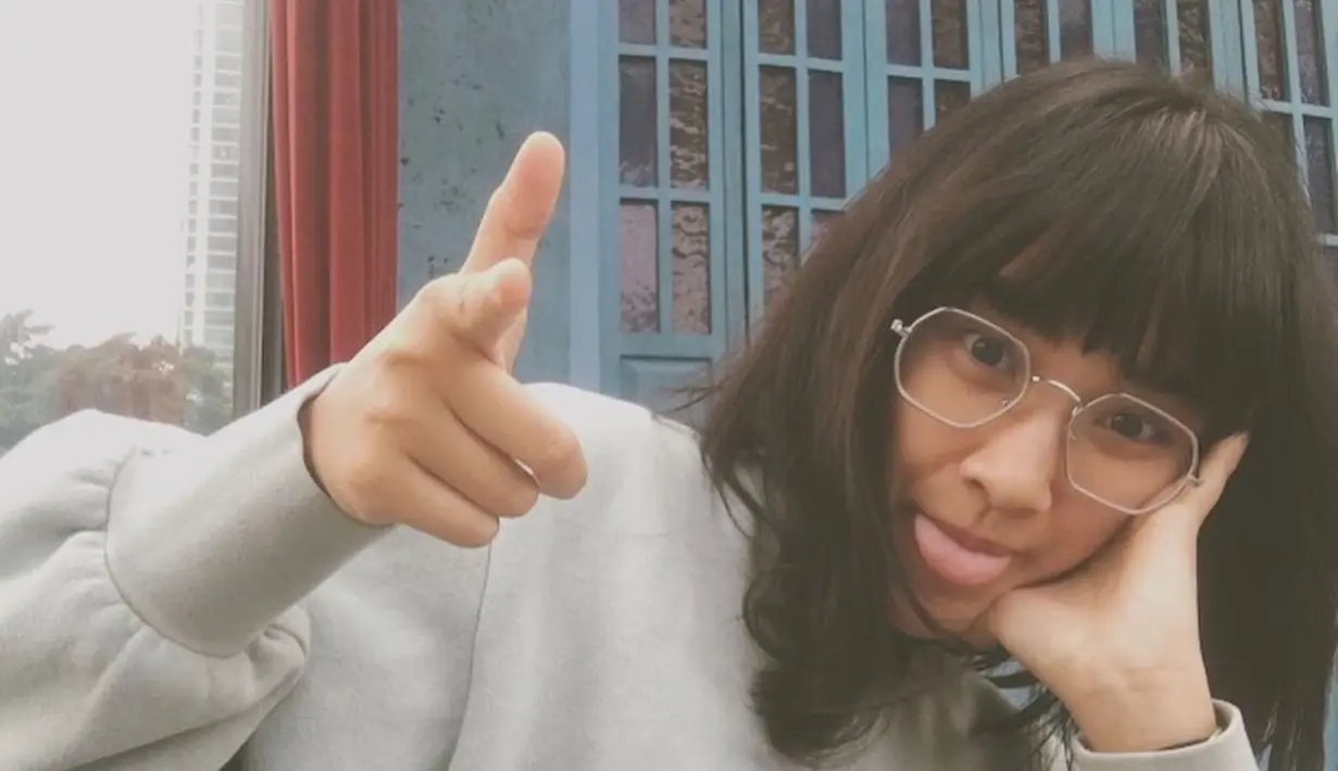 Gaya trendi Nadya Arina saat memakai kacamata juga banjir pujian netizen. Penampilannya dengan poni menutupi dahi juga mencuri perhatian. Banyak netizen terpukau dengan gaya menggemaskan dari perempuan berusia 23 tahun tersebut. (Liputan6.com/IG/@nadyaarina)