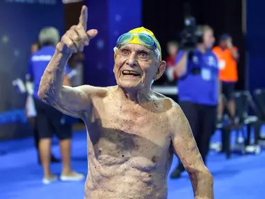 George Corones dari Australia menunjuk ke kolam Gold Coast Aquatic Centre di Gold Coast, Queensland (28/2). George Corones, berhasil memecahkan rekor dunia renang 50 meter dalam uji coba Commonwealth Games. (AFP/Swimming Australia)