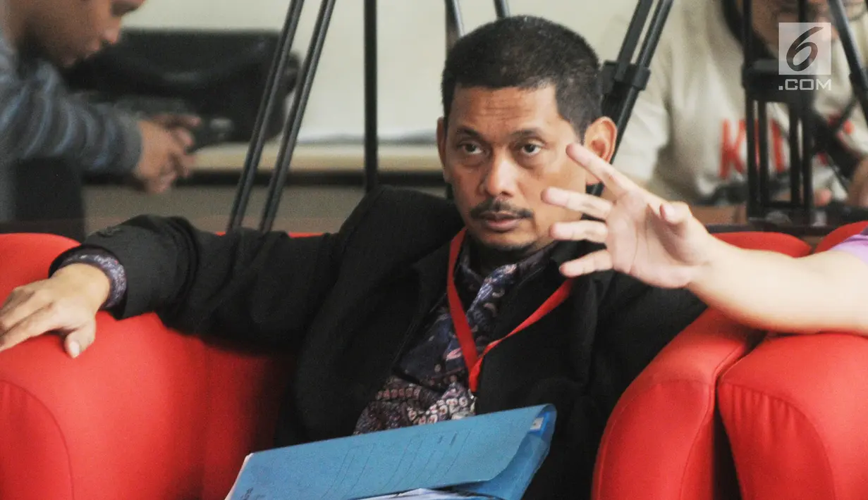 Direktur PT Industri Telekomunikasi Indonesia (INTI) Darman Mappangara berada di ruang tunggu KPK untuk menjalani pemeriksaan, Jakarta, Kamis (5/9/2019). Darman diperiksa sebagai saksi kasus dugaan suap proyek pengadaan pekerjaan baggage handling system (BHS) di 6 bandara. (merdeka.com/Dwi Narwoko)