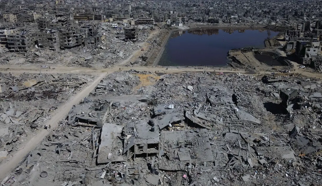 Berdasar analisis citra satelit Perserikatan Bangsa Bangsa (PBB) pada Juli 2025, sekitar 193.000 bangunan di Gaza telah rusak atau hancur. Sebanyak 213 rumah sakit dan lebih dari 1.000 sekolah turut menjadi sasaran serangan. (AP Photo)