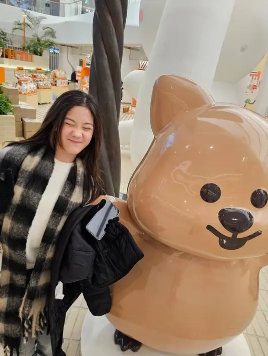 <p>Saat liburan di Korea Selatan, Mikha terlihat sempat berkunjung ke daerrah Gangnam. Penampilan Mikha yang stylish pun menuai pujian dari netizen. [Foto: instagram.com/nafaurbach/mikhaela.lee]</p>