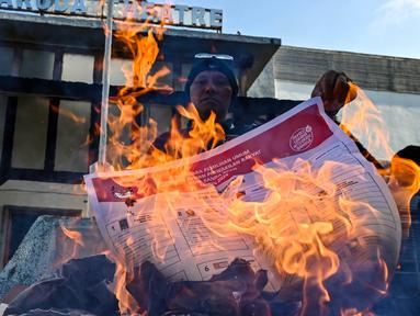 Petugas pemilu membakar surat suara yang berlebih dan rusak pada sehari jelang hari pemilihan presiden/wakil presiden dan anggota legislatif di Banda Aceh pada 13 Februari 2024. (CHAIDEER MAHYUDDIN/AFP)