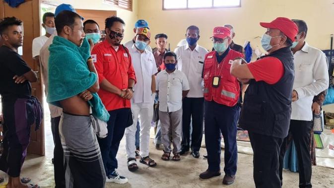Sekjen PMI Pusat Sudirman Said mengatakan, pelayanan yang dilakukan PMI kepada pengungsi Rohingya memberikan edukasi protokol kesehatan saat berkunjung ke tempat penampungan Rohingya di Aceh, Selasa (13/10/2020). (Palang Merah Indonesia)