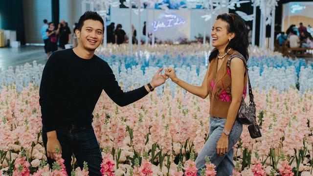 6 Potret Keseruan Eva Celia dan Demas Narawangsa Kunjungi Pameran Pernikahan