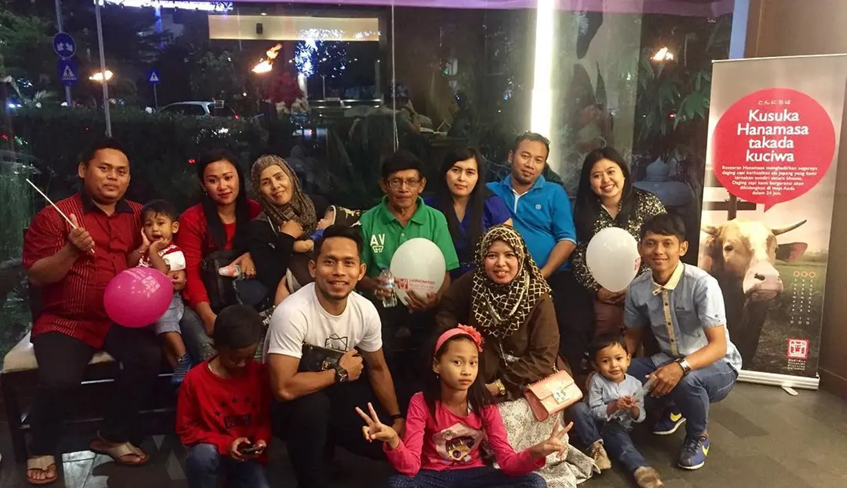 Bahkan pemain yang identik dengan nomor 21 di timnas Indonesia ini juga kerap mengajak keluarga besarnya hangout bersama di pusat perbelanjaan. Para sanak saudara Andik pun tampak terlihat bahagia bisa berkumpul bersama. (Liputan6.com/IG/@andikvermansah)