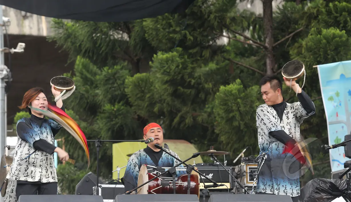 Delegasi seniman Korea Selatan memeriahkan acara Festival of Nations di Jalan Dago, Bandung, Minggu (26/4//2015). Acara ini menjadi ajang pertukaran budaya antarnegara Asia Afrika. (Liputan6.com/Herman Zakharia) 