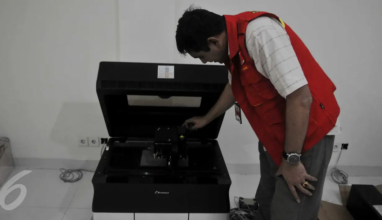 Petugas Dirtipidkor Mabes Polri memeriksa printer di PT Tirtamarta Wisesa Abadi, Jakarta, Selasa (23/6/2015). Penggeledahan ini terkait kasus dugaan korupsi pengadaan printer dan scanner untuk SMAN dan SMKN di Jakarta. (Liputan6.com/Johan Tallo) 