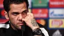 Ekspresi Bek Paris Saint-Germain Dani Alves saat konferensi pers di stadion Parc des Princes di Paris (4/3). Pada leg pertama babak 16 besar Liga Champions PSG takluk dari Real Madrid 3-1 di Bernabeu. (AFP Photo/Franck Fife)