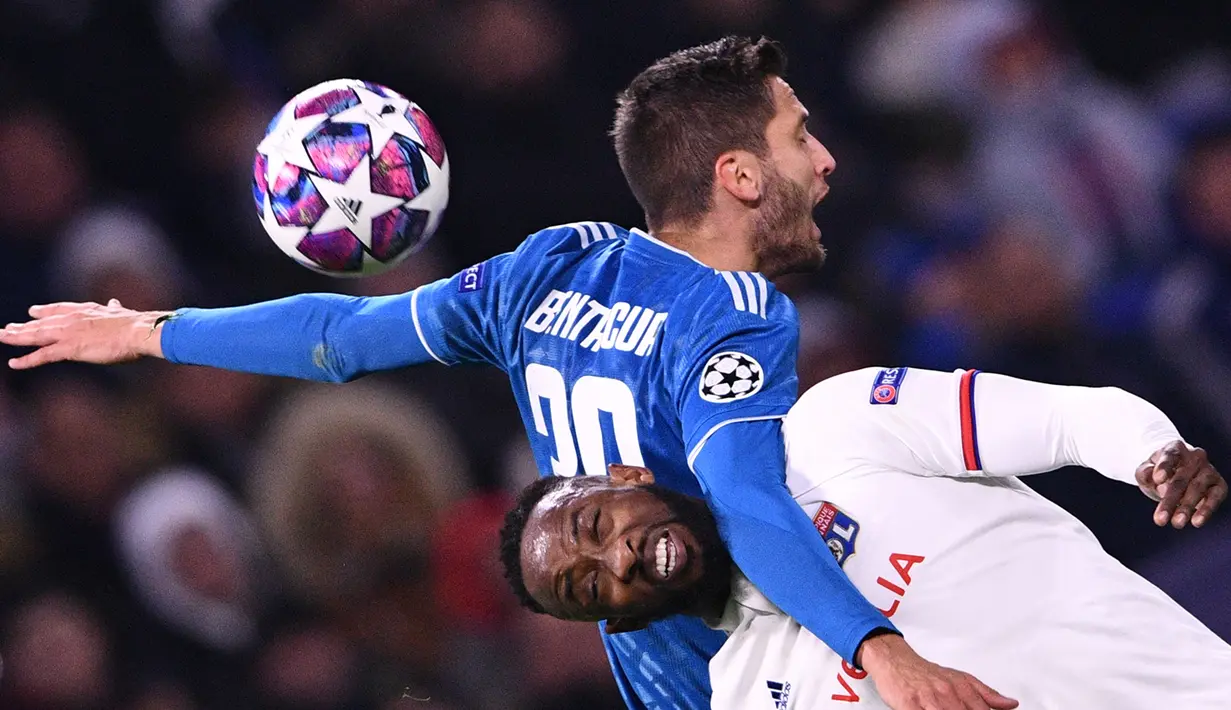 Pemain Juventus Rodrigo Bentancur (atas) berrebut bola dengan pemain Lyon Moussa Dembele saat bertanding pada leg pertama babak 16 besar Liga Champions di Stadion Parc Olympique Lyonnais, Decines-Charpieu, Perancis, Rabu (26/2/2020). Lyon menang 1-0. (FRANCK FIFE/AFP)