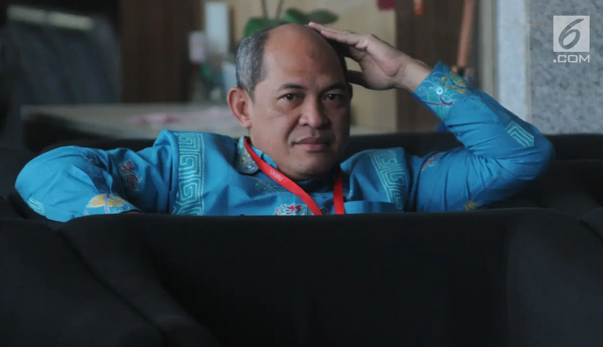 Kadis Lingkungan Hidup Provinsi Kalteng Fahrizal Fitri menunggu di lobi gedung KPK, , Jakarta, Rabu (5/12). Fahrizal diperiksa sebagai saksi untuk tersangka Direktur PT Binasawit Abadi Pratama Edy Saputra Suradja. (Merdeka.com/Dwi Narwoko)