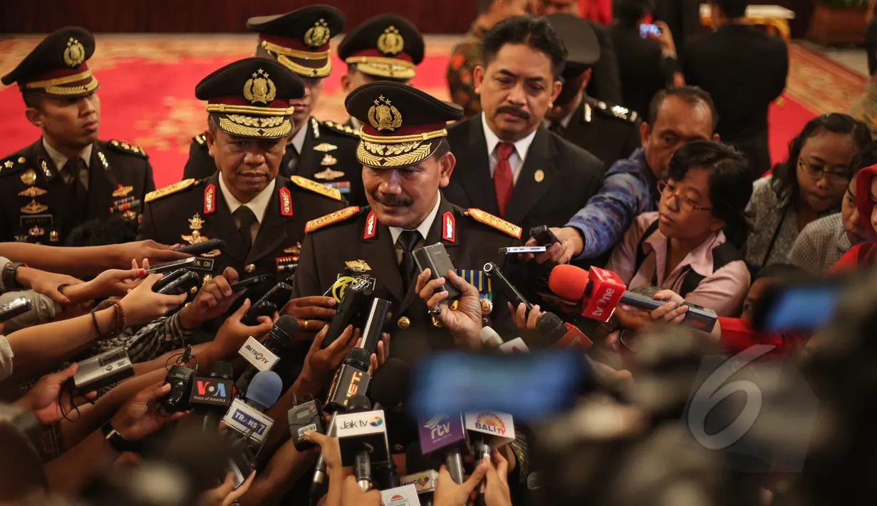 Kapolri Jenderal Pol. Badrodin Haiti memberi keterangan kepada wartawan usai pelantikannya sebagai Kepala Polri di Istana Negara, Jakarta, Jumat (17/4/2015). (Liputan6.com/Faizal Fanani)
