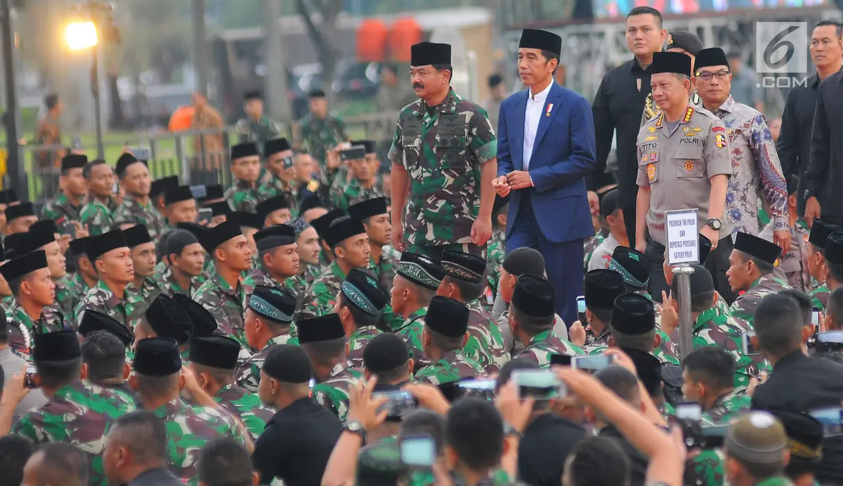 Presiden Joko Widodo bersama Panglima TNI Marsekal Hadi Tjahjanto dan Kapolri Jenderal Tito Karnavian tiba menghadiri buka puasa bersama dengan Keluarga Besar TNI - Polri dan Masyarakat di Lapangan Monas, Jakarta, Kamis (16/5/2019). (Liputan6.com/Angga Yuniar)