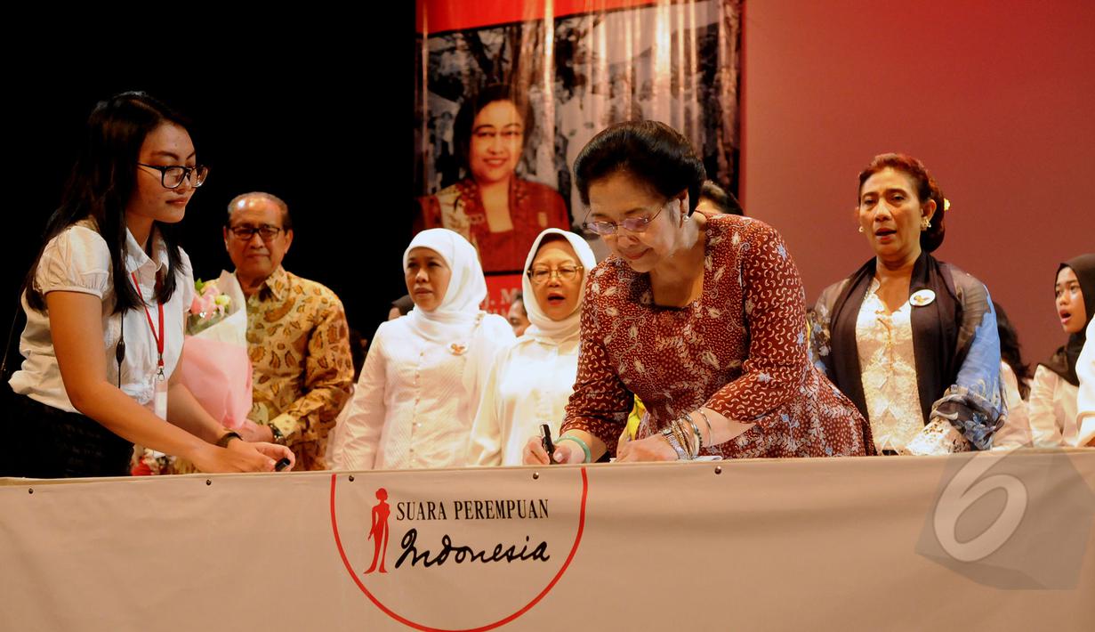 Presiden RI Ke-5, Megawati Soekarnoputri menandatangani ikrar bersama dalam rangka peringatan Hari Perempuan Internasional di Teater Kecil Taman Ismail Marzuki, Jakarta, Minggu (8/3/2015). (Liputan6.com/Helmi Fithriansyah)