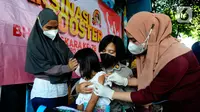 Seorang anak disuntik vaksin COVID-19 saat vaksinasi yang diselenggarakan Polsek Pasar Minggu, dalam rangka HUT Bhayangkara Ke-76 di Balai RW 02, Jati Padang, Jakarta Selatan, selasa (28/6/20222). (merdeka.com/Arie Basuki)