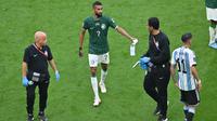 Gelandang Arab Saudi #07, Salman Al-Faraj, memberikan ban kaptennya saat berjalan keluar selama pertandingan Grup C Piala Dunia Qatar 2022 antara Argentina dan Arab Saudi di Stadion Lusail di Lusail, sebelah utara Doha, pada 22 November 2022. (Glyn KIRK/AFP)