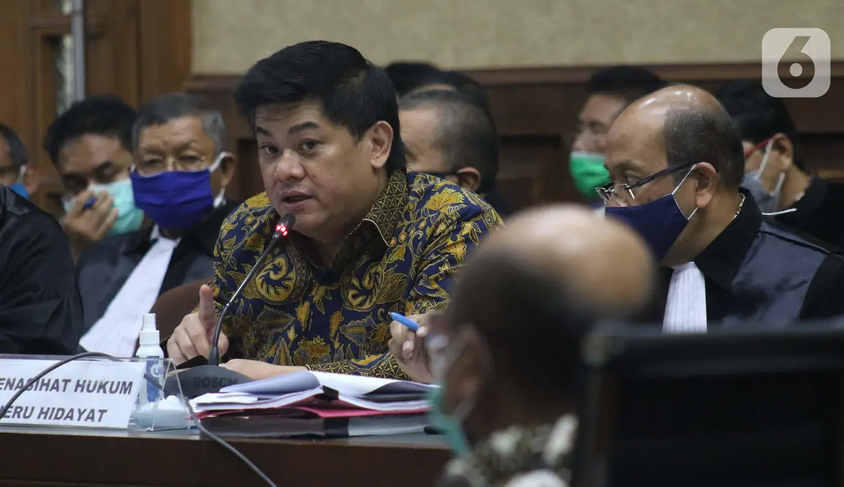 Terdakwa kasus dugaan korupsi di PT Asuransi Jiwasraya dari kalangan pengusaha Heru Hidayat (tengah) saat menjalani sidang lanjutan di Pengadilan Tipikor Jakarta, Senin (6/7/2020). Sidang mendengar keterangan saksi. (Liputan6.com/Helmi Fithriansyah)