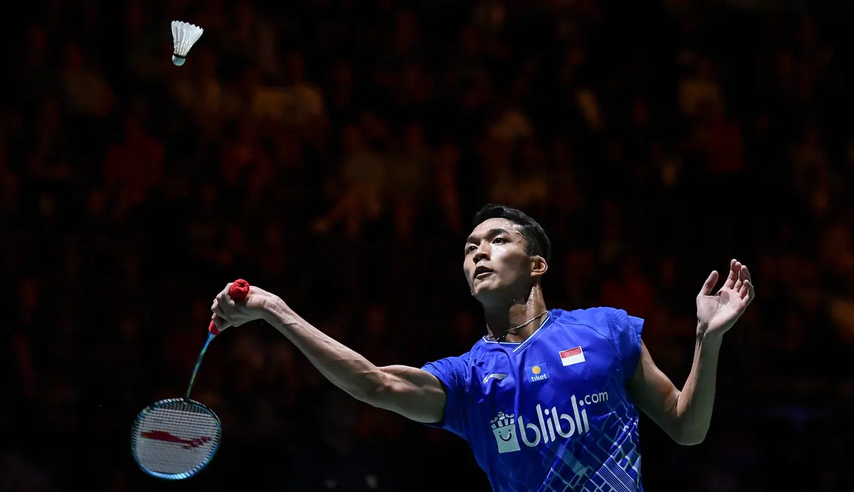 Pebulu tangkis Indonesia Jonatan Christie mengembalikan kok saat bertanding melawan wakil India Sai Praneeth Bhamidipati dalam perempat final tunggal putra Kejuaraan Dunia Bulu Tangkis 2019 di St Jakobshalle, Basel, Swiss, Jumat (23/8/2019). Jonatan takluk dua gim langsung. (FABRICE COFFRINI/AFP)