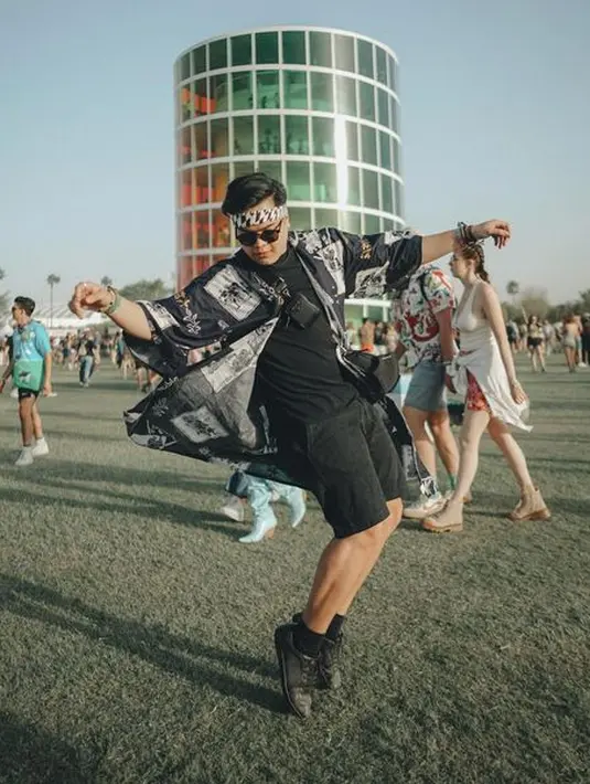 <p>Selanjutnya ada Jeje Soekarno yang tampil kece mengenakan outfit bertema hitam. Penampilan Jeje semakin all out dengan outer dan headband warna senada. (Instagram/jejesoekarno).</p>
<p> </p>