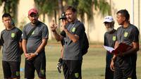 Wolfgang Pikal memimpin latihan Persebaya di Lapangan Polda Jatim, Surabaya, Rabu sore (4/9/2019). (Bola.com/Aditya Wany)