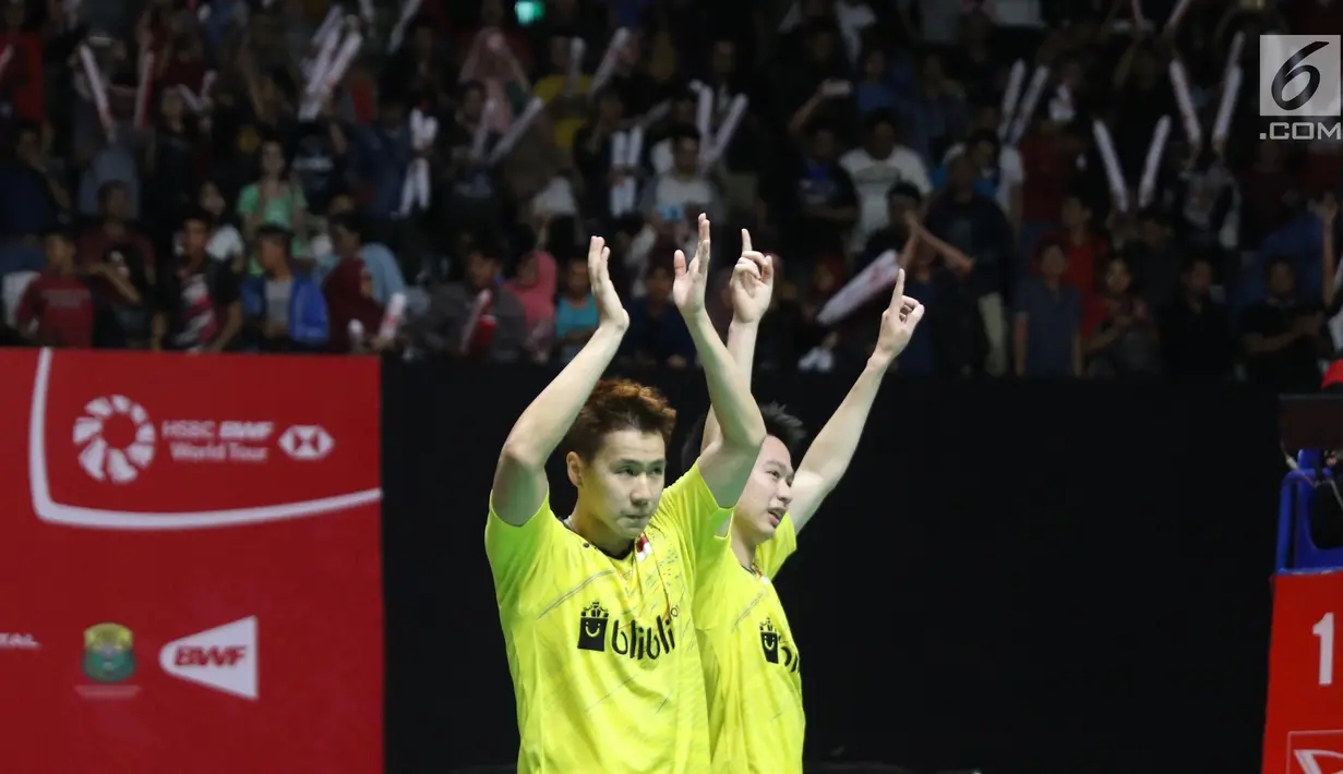 Kevin Sanjaya Sukamuljo/Marcus Fernaldi mengekspresikan kegembiraan seusai mengalahkan ganda Cina Li Junhui/Liu Yuchen dI babak final Indonesia Masters 2018, Jakarta, Minggu (28/1). Kevin/Marcus menang 11-21, 21-10, dan 21-16. (Liputan6.com/Angga Yuniar)