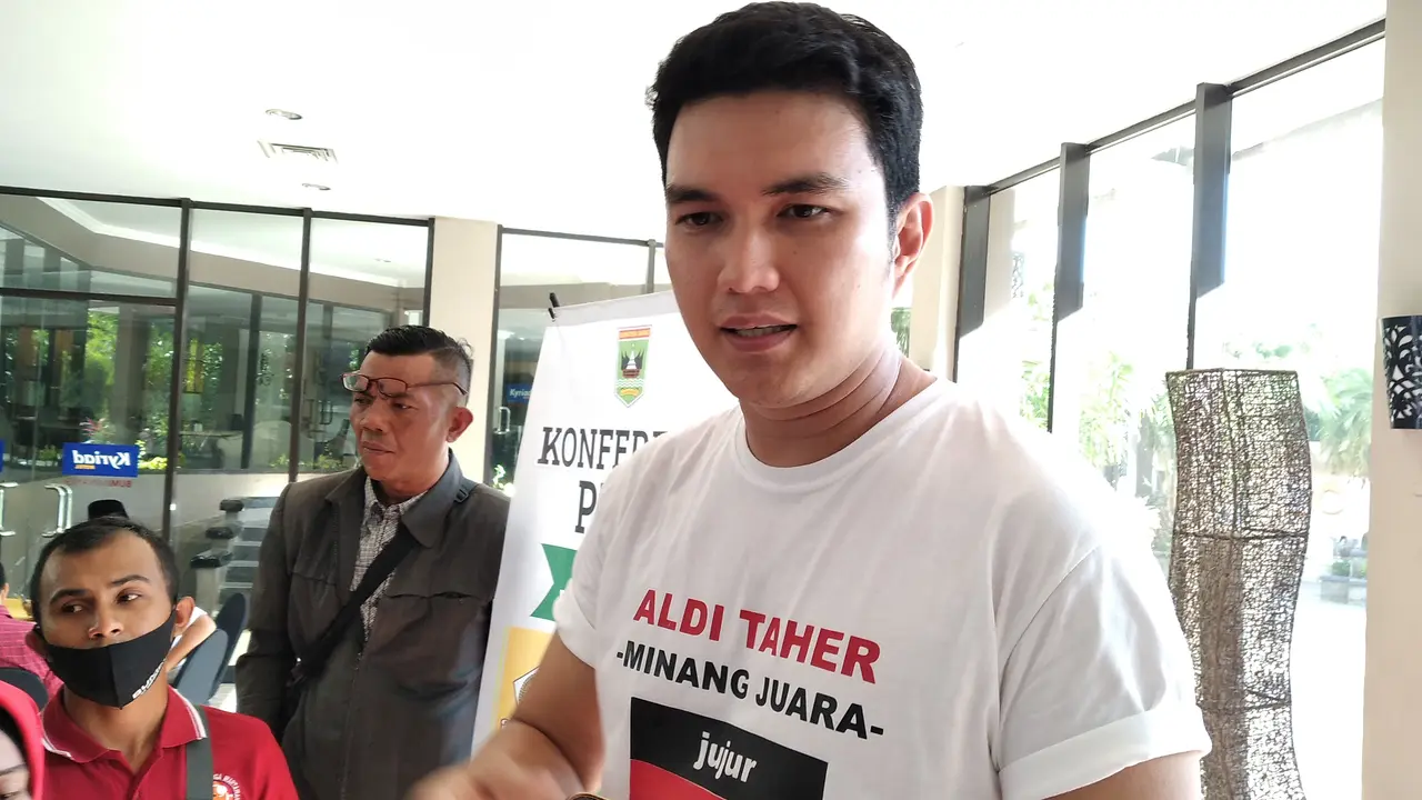 Artis Aldi Taher ikut mengambil bagian berlaga dalam Pilkada Sumatera Barat 2020. (Liputan6.com/ Novia Harlina)