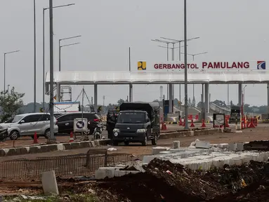 Suasana pembangunan pintu Tol Pamulang di Tangerang Selatan, Banten, (17/2/2021). Kementerian Pekerjaan Umum dan Perumahan Rakyat melalui Badan Pengatur Jalan Tol (BPJT) mengungkapkan progres konstruksi jalan Tol Serpong-Cinere tersebut sudah mencapai 92,81 persen. Liputan6.com/Johan Tallo)