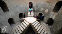 Wisatawan mengunjungi Sumur Gumuling Tamansari Kraton Kesultanan Yogyakarta,(4/11). Bagunan yang didirikan pada masa pemerintahaan Sulltan Hamangkubuwana I ini banyak di kunjungi wisatawan karena arsitekturnya yang unuk. (Foto/Boy T Harjanto)