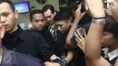 Atalarik Syah dikawal sejumlah bodyguard saat tiba di Pengadilan Agama Cibinong, Selasa (18/4). Tanpa mengeluarkan penyataan apapun, Arik langsung masuk ke ruangan persidangan sekitar 10.30 WIB. (Liputan6.com/Herman Zakharia)