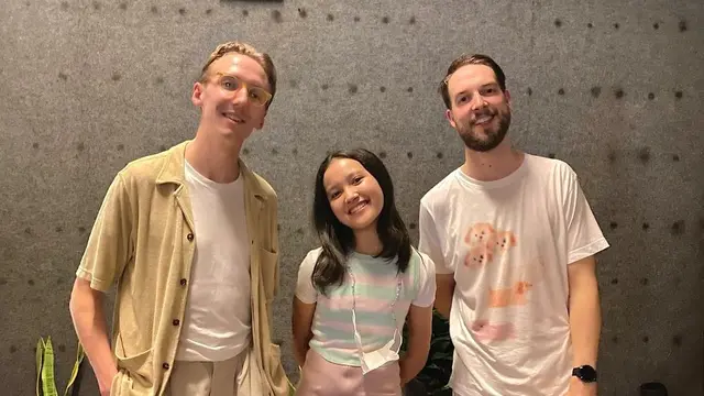Rara Sudirman pose bareng Honne penyanyi Location Unknown (Foto: Instagram @rarasudirman)