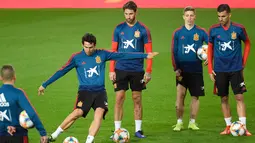 Bek Spanyol, Sergio Ramos (ketiga kanan) melihat gelandang Daniel Parejo menendang bola selama sesi pelatihan di stadion Mestalla di Valencia (22/3). Spanyol akan bertanding melawan Norwegia pada grup F kualifikasi Euro 2020. (AFP Photo/Jose Jordan)