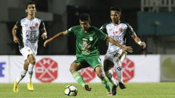 Gelandang PSMS Medan, Abdul Aziz, berusaha mengontrol bola saat melawan PS Tira pada laga Liga 1 di Stadion Pakansari, Jawa Barat, Rabu (5/12). PSMS kalah 2-4 dari PS Tira. (Bola.com/Yoppy Renato)