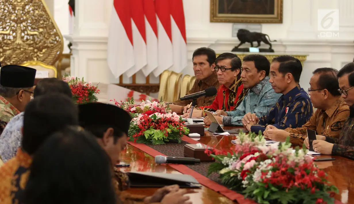 Suasana pertemuan antara Presiden Jokowi dengan anggota Badan Pembinaan Ideologi Pancasila (BPIP) di Jakarta, Kamis (22/3). BPIP adalah badan yang sebelumnya bernama Unit Kerja Presiden Bidang Pemantapan Ideologi Pancasila. (Liputan6.com/Angga Yuniar)