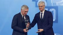 Kepala Pengembangan Sepak Bola Global FIFA sekaligus mantan pelatih, Arsene Wenger (kanan) memberikan penghargaan pelatih terbaik FIFA 2024 kepada pelatih Real Madrid, Carlo Ancelotti dalam acara FIFA Awards 2024 yang berlangsung di Doha, Qatar, Selasa (18/12/2024) waktu setempat. (AFP/Karim Jaafar)