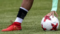 Bintang Portugal, Cristiano Ronaldo, memakai sepatu dengan inisial namanya saat latihan jelang laga penyisihan grup Piala Konfederasi di St Petersburg, Rusia, Jumat (23/6/2017). (EPA/Georgi Licovski)