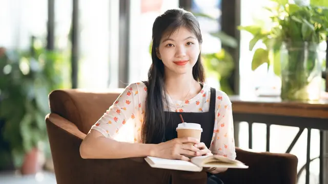 cantik kalem bahagia santai tersenyum