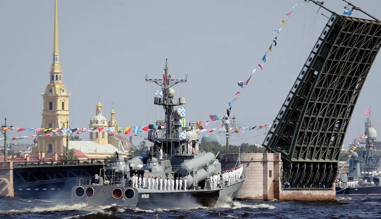 Sejumlah pelaut berjajar rapi di dek saat kapal perang Rusia berlayar selama parade Hari Angkatan Laut di Sungai Neva, Saint Petersburg, Rusia, Minggu (29/7). (AP Photo/Dmitri Lovetsky)